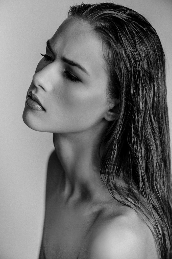 Anna-Cybulska-dvision-top-model-black-and-white-portrait.jpg